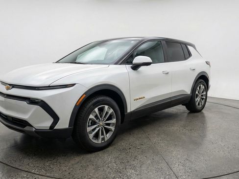 Used 2025 Chevrolet Equinox LT image 3