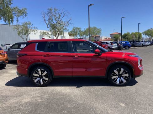 New 2026 Mitsubishi Outlander SE image 2