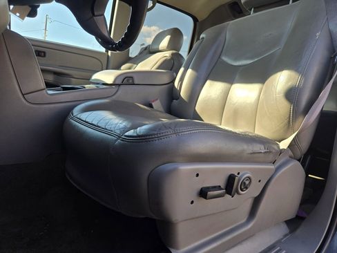 Used 2005 Chevrolet Avalanche LT w/ Preferred Equipment Group image 10