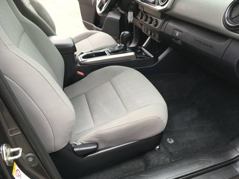 Used 2019 Toyota Tacoma SR5 AWD/4WD image 32