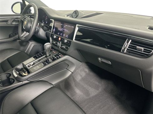 Certified 2026 Porsche Macan AWD/4WD image 29