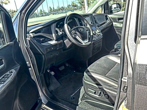 Used 2015 Toyota Sienna SE Premium FWD image 2