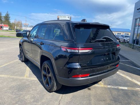 Used 2023 Jeep Grand Cherokee Limited w/ Black Appearance Package AWD/4WD image 17