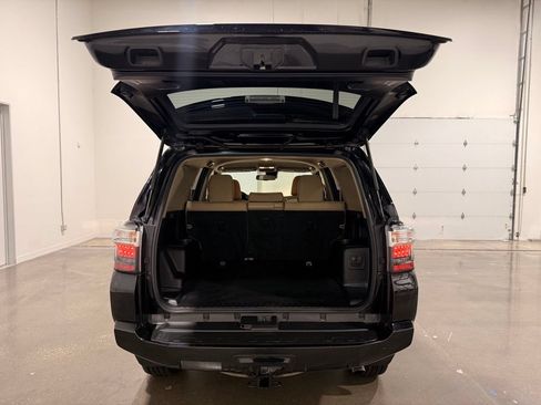 Used 2020 Toyota 4Runner SR5 AWD/4WD image 9