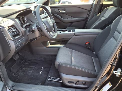 Certified 2025 Nissan Rogue SV image 8