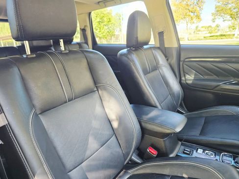 Used 2018 Mitsubishi Outlander SEL image 26