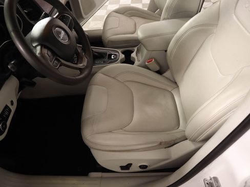 Used 2022 Jeep Cherokee Latitude Lux w/ Sun & Sound Group image 11