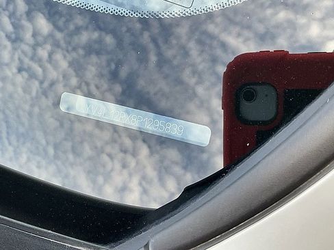 Certified 2023 Volvo XC60 B5 Ultimate w/ Climate Package image 29