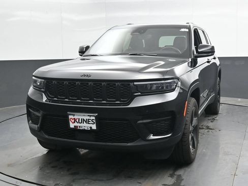 Used 2023 Jeep Grand Cherokee Altitude AWD/4WD image 6