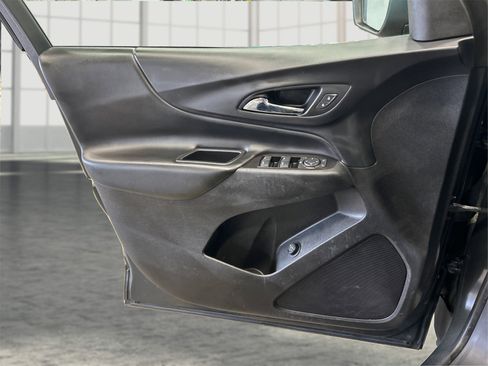 Used 2018 Chevrolet Equinox LT image 18