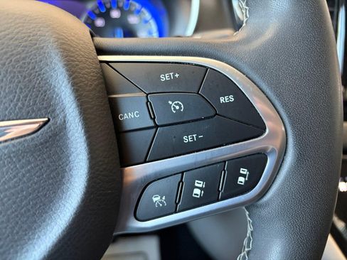 Used 2023 Chrysler Pacifica Touring-L FWD image 26
