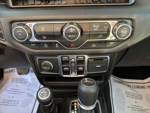 Used 2025 Jeep Gladiator Sport AWD/4WD image 22
