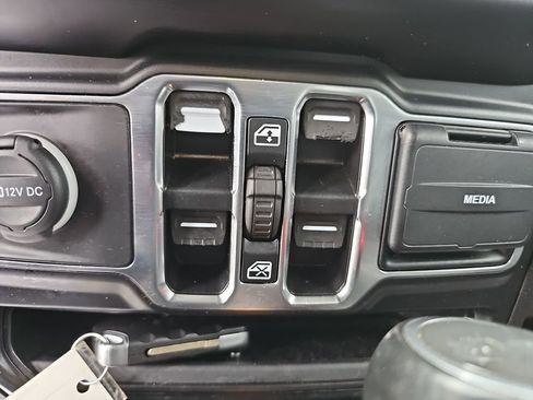 Used 2022 Jeep Wrangler Unlimited Sahara AWD/4WD image 32
