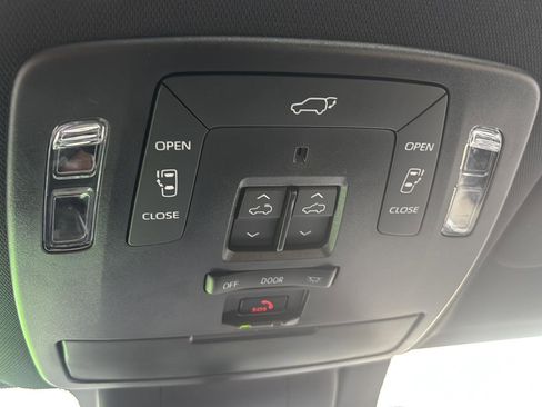 Used 2025 Toyota Sienna Platinum AWD/4WD image 39