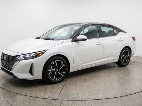 Used 2025 Nissan Sentra SV image 3