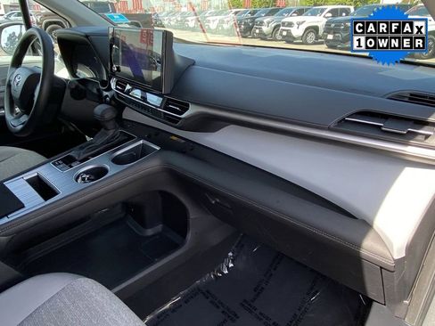 Certified 2025 Toyota Sienna LE image 17