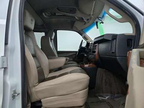 Used 2018 Chevrolet Express 2500 w/ Enhanced Convenience Package image 27