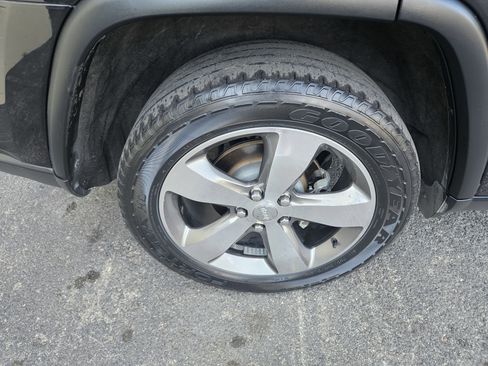 Used 2015 Jeep Grand Cherokee Limited w/ Luxury Group II image 32