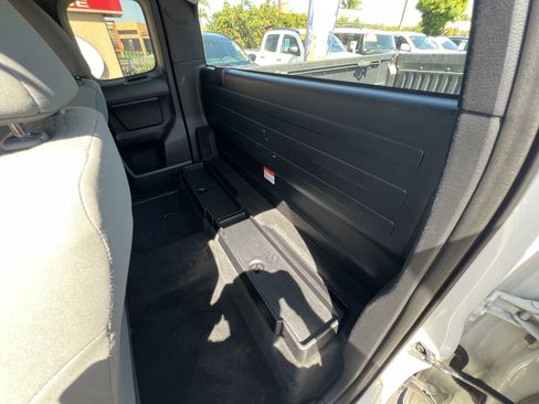 Used 2016 Toyota Tacoma SR image 24