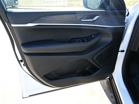 New 2026 Jeep Grand Cherokee Laredo image 8