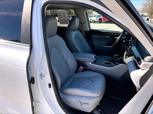 Used 2023 Toyota Highlander XLE image 9