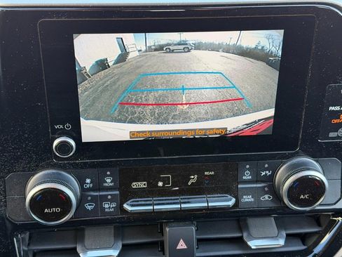 Used 2023 Toyota Highlander LE image 24