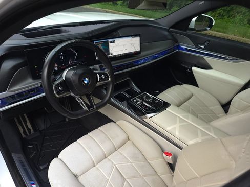 Used 2023 BMW 760i xDrive w/ Parking Assistance Package AWD/4WD image 2
