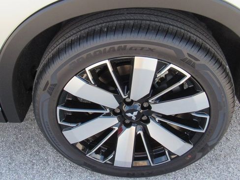 New 2025 Mitsubishi Outlander SE image 8