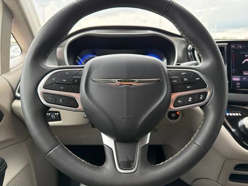 Used 2024 Chrysler Pacifica Touring-L FWD image 30