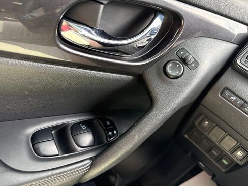 Used 2018 Nissan Rogue S FWD image 24