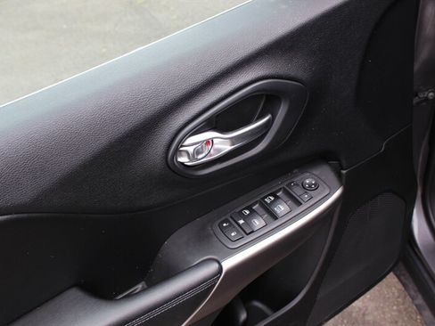 Used 2019 Jeep Cherokee Latitude Plus w/ Cold Weather Group AWD/4WD image 11