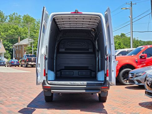 Used 2024 Mercedes-Benz eSprinter 170 Cargo image 32