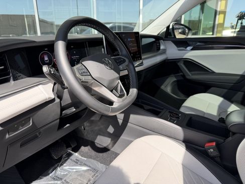 Used 2025 Volkswagen Tiguan SE w/ Panoramic Sunroof Package AWD/4WD image 30