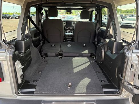 Used 2023 Jeep Wrangler Unlimited Sahara w/ LED Lighting Group AWD/4WD image 6
