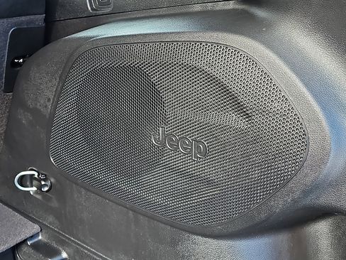 Used 2022 Jeep Cherokee Limited image 31