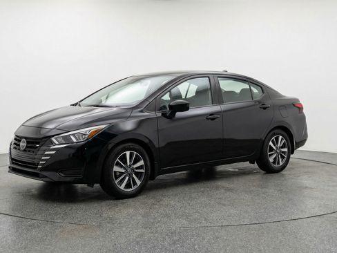 Used 2025 Nissan Versa SV image 3