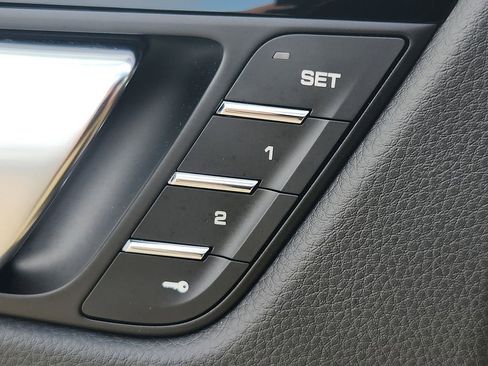 Certified 2025 Porsche Macan image 24