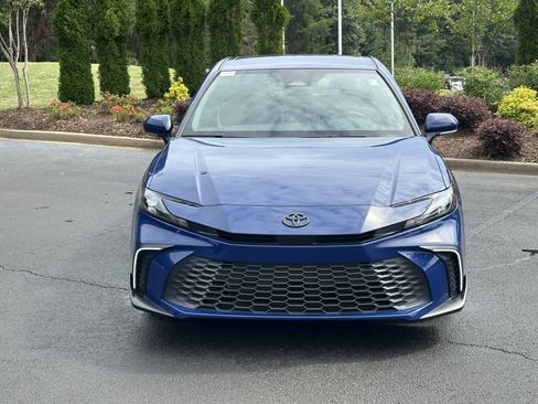 Used 2025 Toyota Camry SE w/ Convenience Package FWD image 3