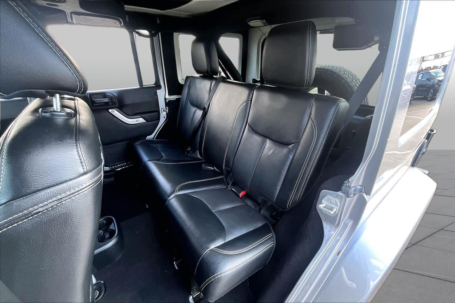 Used 2017 Jeep Wrangler Unlimited Sahara w/ Connectivity Group AWD/4WD image 21