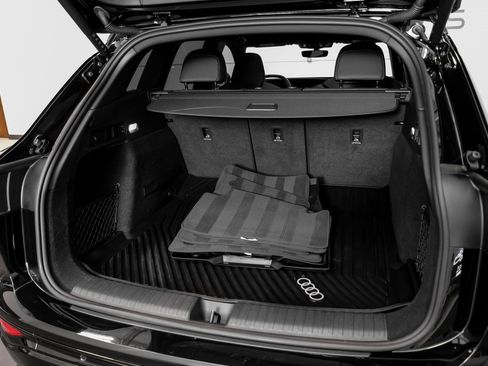 Used 2025 Audi SQ6 e-tron Premium w/ Convenience Package image 48