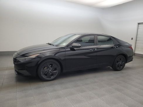 Used 2022 Hyundai Elantra SEL w/ Preferred Accessory Package FWD image 2