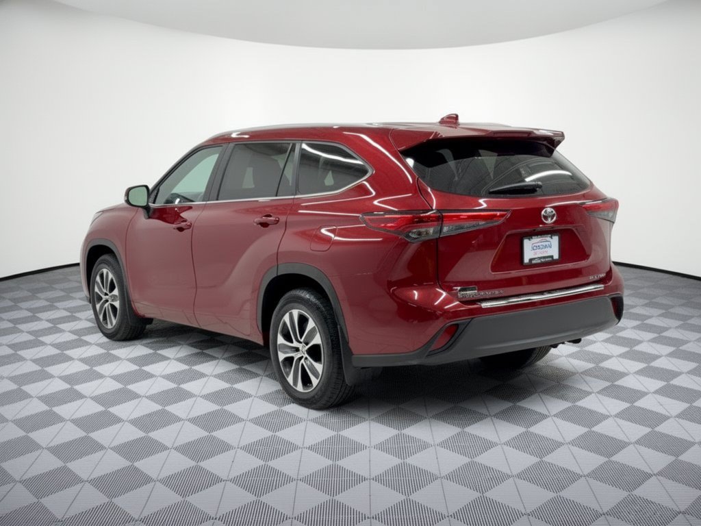 Used 2023 Toyota Highlander XLE AWD/4WD image 3