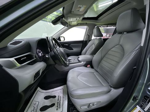 Used 2023 Toyota Highlander XLE image 17