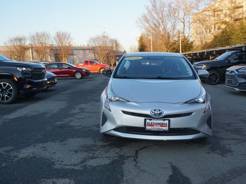 Used 2016 Toyota Prius Two image 2