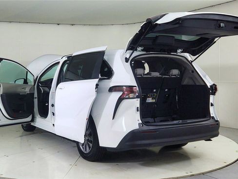 Used 2024 Toyota Sienna LE image 11