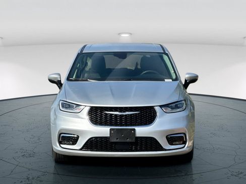 Used 2023 Chrysler Pacifica Touring-L FWD image 9