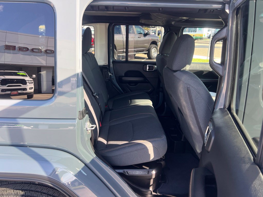 Used 2025 Jeep Wrangler Unlimited Sahara AWD/4WD image 31
