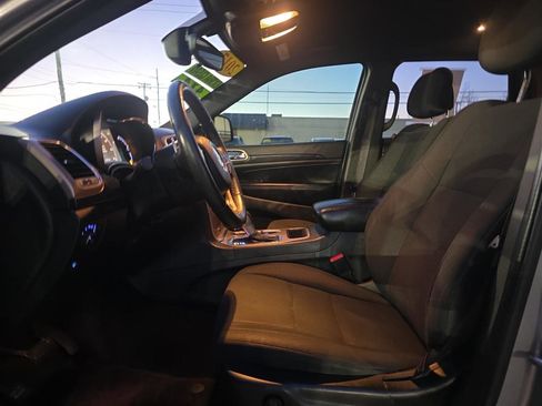 Used 2017 Jeep Grand Cherokee Laredo w/ Quick Order Package 2BE image 9