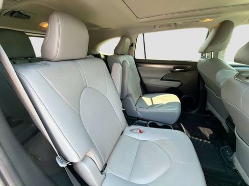 Used 2021 Toyota Highlander Platinum AWD/4WD image 28
