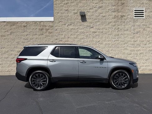 Used 2023 Chevrolet Traverse RS w/ LPO, Floor Liner Package FWD image 2